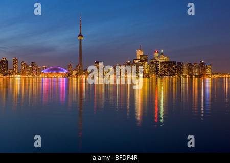 Skyline von Toronto gesehen in der Abenddämmerung aus Inselmitte, Toronto Islands, Lake Ontario, Ontario, Kanada Stockfoto