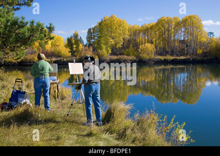 Künstler malen den Herbst Oktober Farbwechsel entlang der Deschutes River Trail in der Nähe von Bend, Oregon Stockfoto