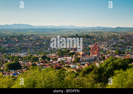 Überblick über die historischen Viertel der Stadt San Miguel de Allende, vom Aussichtspunkt El Mirador; Guanajuato, Mexiko. Stockfoto