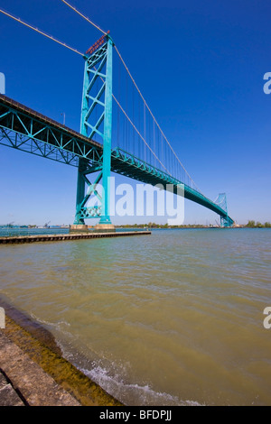 Ambassador Bridge über den Detroit River zwischen den Städten Windsor, Ontario, Kanada und Detroit, Michigan, USA Stockfoto