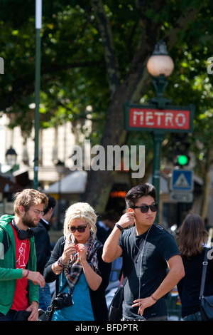 Studenten in der Nähe des Metro-Eingangs an der Place Saint-Michel in Paris, Frankreich. Stockfoto