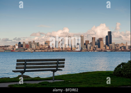 Eine Parkbank auf Alki Beach in West Seattle ist ein großartiger Ort um die Stadt und beobachten Sie die Boote vorbeiziehen. Stockfoto