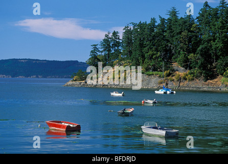 Boote in der Bucht bei Walker Haken auf Salt Spring Island, mit Galiano Island in der Ferne; Gulf Islands, British Columbia, Kanada. Stockfoto