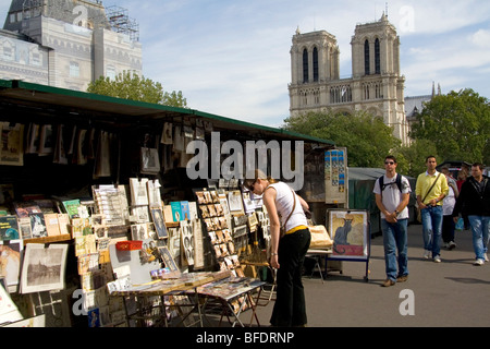 Straßenverkäufer vor der Westfassade von Notre Dame de Paris, Frankreich. Stockfoto