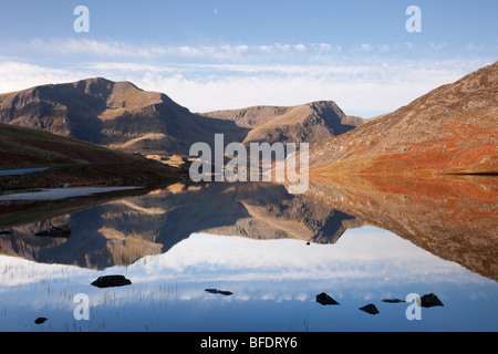 Ruhigen See Szene Reflexionen fo-Y-Garn und Foel Goch Berge in stillen Wassern des Llyn Ogwen See in Snowdonia National Park Ogwen Valley Wales UK Stockfoto