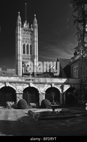 Palast von Westminster - Victoria Tower von St Catherine Chappel Gärten gesehen Stockfoto