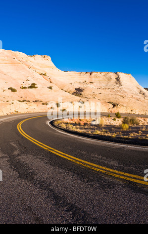 Highway 12 scenic Byway schlängelt sich durch die Escalante Canyons, Grand Staircase-Escalante National Monument, Utah Stockfoto