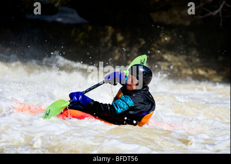 Junge (12 Jahre alt) Stromschnellen am Fluss Irvine, Kajakfahren in der Nähe von Salem, Ontario, Kanada Stockfoto