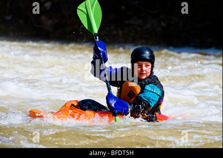 Junge (12 Jahre alt) Stromschnellen am Fluss Irvine, Kajakfahren in der Nähe von Salem, Ontario, Kanada Stockfoto