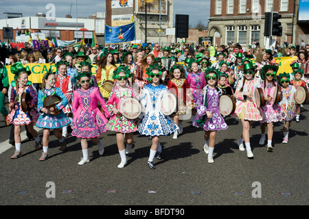 Irische Tänzer auf der St. Patricks Day Parade in Digbeth Birmingham, England, UK Stockfoto