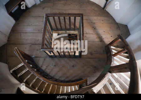 Blick nach unten von oben auf hölzerne Wendeltreppe im Inneren der Leuchtturm. Lindau, Bayern, Deutschland, Europa. Stockfoto