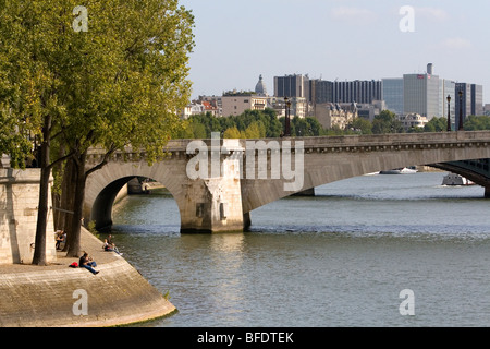 Pont De La Tournelle, Bogenbrücke über den Fluss Seine in Paris, Frankreich. Stockfoto