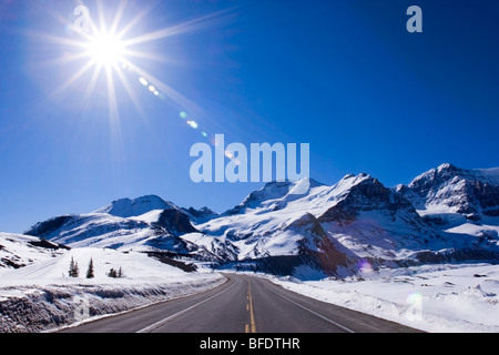 Icefields Parkway führt zu Columbia Icefield im kanadischen Rocky Mountains zwischen Banff und Jasper National Park in Alberta können Stockfoto