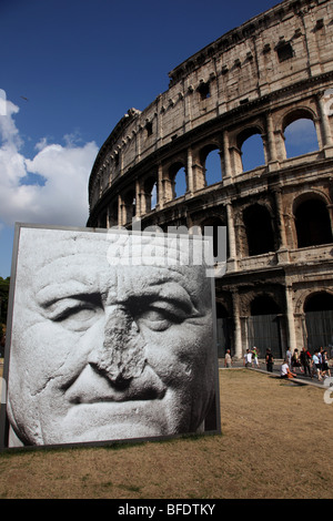 Ein Bild des Kaisers Vespasian, vor dem Kolosseum, Rom, Italien. Stockfoto