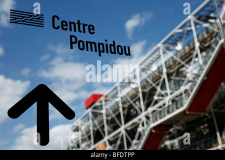 Ein Schild vor dem Centre Georges Pompidou, Paris, Frankreich. Stockfoto