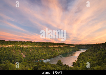 Der Niagara River aus der Sicht über den Niagara Glen Nature Reserve, Niagara Falls, Ontario, Kanada Stockfoto