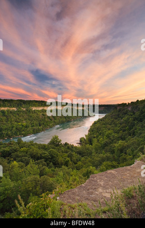 Der Niagara River aus der Sicht über den Niagara Glen Nature Reserve, Niagara Falls, Ontario, Kanada Stockfoto