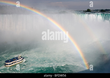 Horseshoe Falls und die amerikanischen Wasserfälle und Regenbogen über der Maid of Nebel Boot fahren in Niagara Falls, Ontario, Kanada Stockfoto