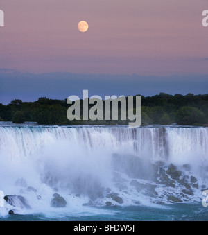 Die amerikanischen Wasserfälle in der Abenddämmerung bei Vollmond steigt über Niagara Falls State Park, Niagara Falls, New York, USA Stockfoto