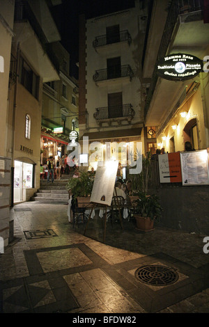 Touristen zu Fuß von der Haupteinkaufsstraße in Taormina, Sizilien, Italien, Europa Stockfoto