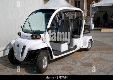 Elektrische Konzept Auto öffentliche Ausstellung vor dem Hotel de Ville in Paris, Frankreich. Stockfoto