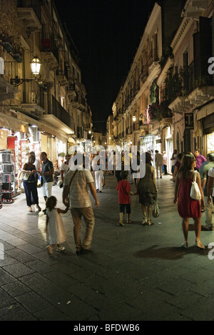 Touristen zu Fuß von der Haupteinkaufsstraße in Taormina, Sizilien, Italien, Europa Stockfoto