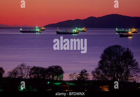 Frachter vor der Küste von Engish Bay in der Nacht, Vancouver, Britisch-Kolumbien, Kanada Stockfoto