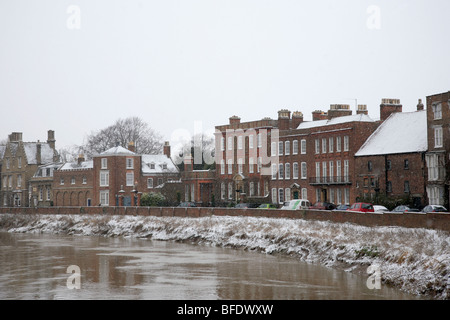 Winter Schnee North Brink Fluss Nene Wisbech Town Centre Cambridgeshire England UK Stockfoto