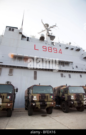 Italienische Armee LKW geparkt vor einem militärischen Boot Stockfoto