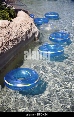 Gummiringe in einen lazy River schweben Stockfoto