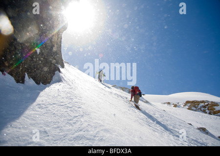 Skifahrer, die ihren Weg auf die weiße Pyramide, Mt Chephren, Icefields Parkway, Banff Nationalpark, Alberta, Kanada Stockfoto