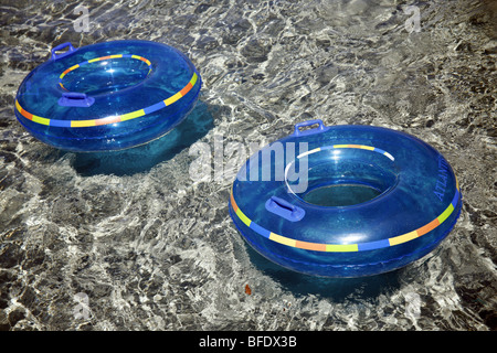 Gummiringe in einen lazy River schweben Stockfoto