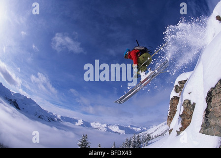 In der Luft Skifahrer im Hinterland der Kicking Horse Resort, Golden, British Columbia, Kanada Stockfoto