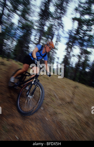 Eine Frau mit ihrem Mountainbike genießen die Wanderwege im Banff Nationalpark, Rocky Mountains, Alberta, Kanada Stockfoto