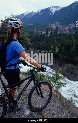 Eine Frau mit ihrem Mountainbike im Banff-Nationalpark, Rocky Mountains, Alberta, Kanada. Stockfoto