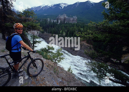 Eine Frau mit ihrem Mountainbike genießen die Aussicht in Banff Nationalpark, Rocky Mountains, Alberta, Kanada. Stockfoto