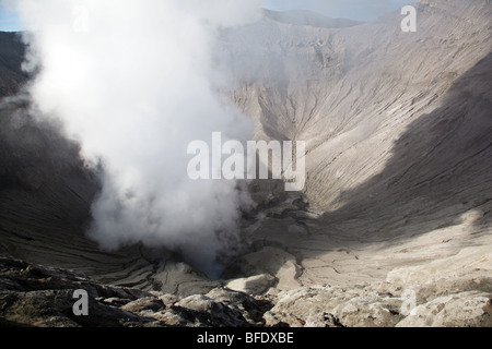 Krater mit Rauch von Mount Bromo Vulkan auf Java, Indonesien vor seinem Ausbruch. Foto aufgenommen im September 2009. Stockfoto