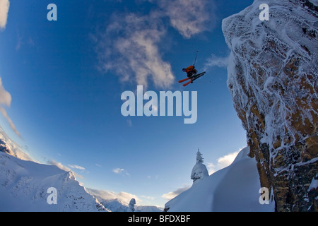 Ein Skifahrer fangen große Luft im Hinterland der Kicking Horse, Golden, British Columbia, Kanada Stockfoto