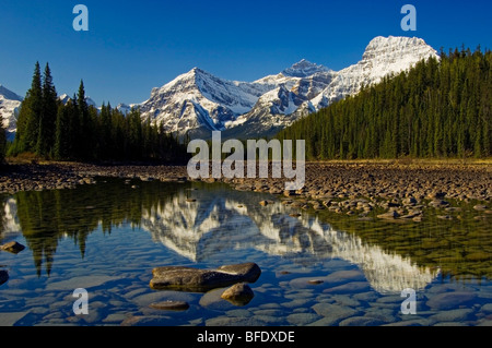 Athabasca River und Mount Fryatt Zentrum und Geraldine Peak auf der rechten Seite, Jasper Nationalpark, Alberta, Kanada Stockfoto