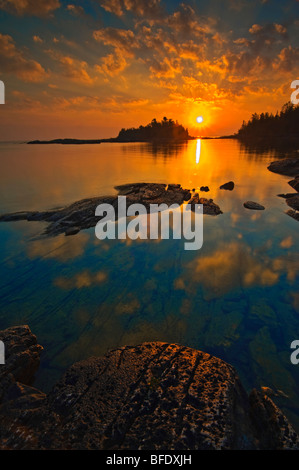 Sonnenaufgang am verbrannten Punkt, Fathom Five National Marine Park, Ontario, Kanada Stockfoto