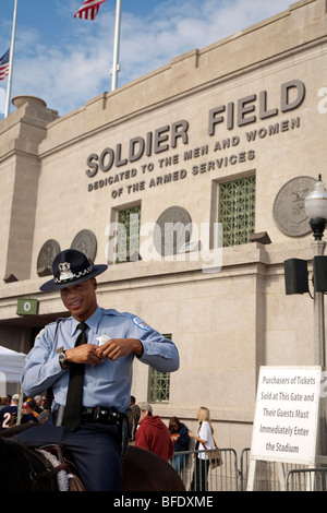 Chicago american-Football-Fans und montierten Chicago trägt Polizisten außerhalb Soldier Field Stadion vor einem ein NFL-Spiel Stockfoto