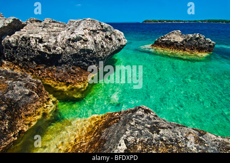 Dolomitgestein am Ufer der georgischen Bucht am großen Hafen von Wanne, Bruce Peninsula National Park, Ontario, Kanada Stockfoto