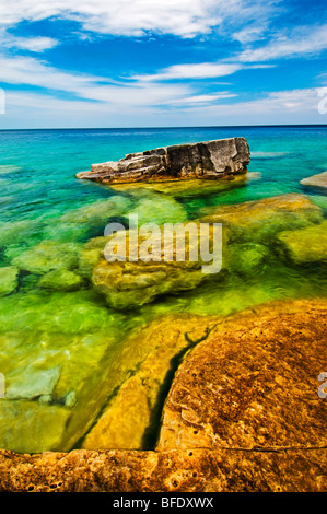 Gefallenen Felsen von Kalksteinen am Ufer Georgian Bay bei halbwegs Log Dump, Cave Point, Bruce Peninsula National Park, Ontario, Kanada Stockfoto