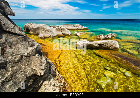 Kalksteinen Felsen am Ufer der georgischen Bucht bei halbwegs Log Dump, Cave Point, Bruce Peninsula National Park, Ontario, Kanada Stockfoto