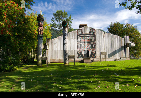 Tribal House und Totems auf Chief Shakes Insel, Wrangell, Alaska Stockfoto