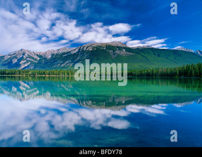 Wolken spiegeln sich in Lake Annette, Roche Bonhomme und Colin Range im Hintergrund, Jasper Nationalpark, Alberta, Kanada Stockfoto