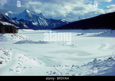 Medicine Lake im Winter anzeigen südöstlich in Richtung der Queen Elizabeth Range, Jasper Nationalpark, Alberta, Kanada Stockfoto