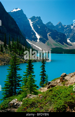 Moraine Lake und der Wenkchemna Gipfel, Banff Nationalpark, Alberta, Kanada Stockfoto