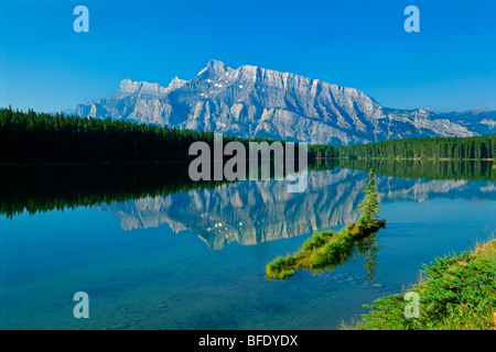 Gebirge Spiegelung in zwei Jack Lake und Mount Rundle, Banff Nationalpark, Alberta, Kanada Stockfoto