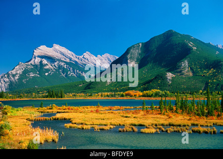 Mount Rundle und Sulphur Mountain von Vermilion Seen gesehen, im Herbst, Banff Nationalpark, Alberta, Kanada Stockfoto